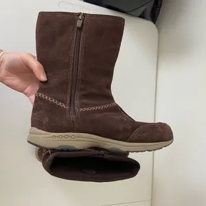 EUC |‎ Easy Spirit women’s brown suede boots — size 8 thumbnail 4
