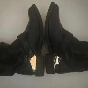 Aldo Boots Womens 7.5 Black Leather Ankle Zip Up Moto Gold Hardware Buckle Biker thumbnail 4