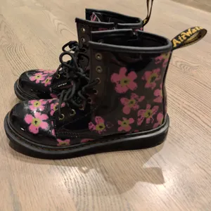 Dr. Martens 1460 J Floral Patent Leather Boots Black Pink Size 5 ladies 4 kids thumbnail 2