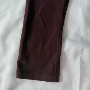 Lululemon Women Size 8 Burgundy Crop Capri Leggings Yoga‎ Pilates Athletic Pants thumbnail 4