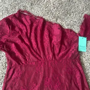 Fredrick’s Of Hollywood Deep Red Off Shoulder Nighty NWT thumbnail 2