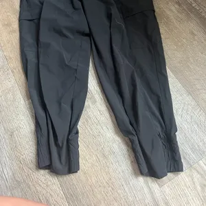 The North Face Cropped‎ black pants size 8 thumbnail 2
