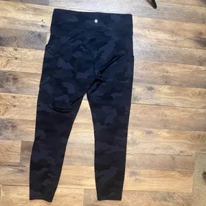 Lululemon Invigorate High-Rise Tight 25" Pockets Incognito Camo Multi Grey Size 10 thumbnail 2