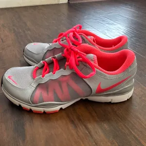 Nike Flex TR 2 Gray Orange Lightweight Training Running Shoes Women's Sz 5 Youth thumbnail 8