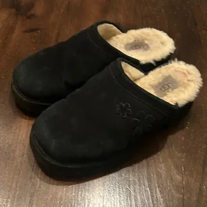 UGG Clog Mule Black Suede 9 Shearling Platform‎ Floral S/N 5304 Chunky Y2K Retro thumbnail 2