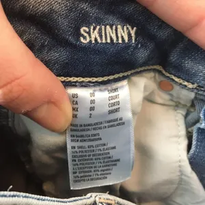 American Eagle 00 short light wash distressed skinny jeans thumbnail 2