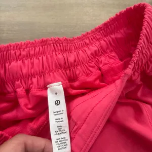 NWT Lululemon Hotty Hot Low-Rise Lined Short 4" Lip Gloss Women Size 4 thumbnail 2