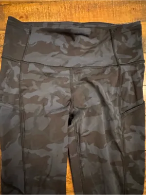 LULU🍋 Fast n‎ Free Camo Crop thumbnail 3