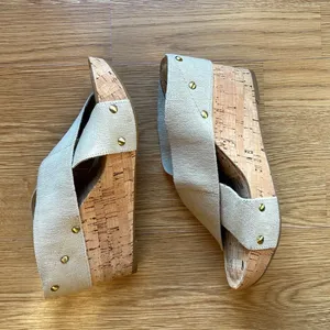 Lucky Brand Miller Wedge Criss Cross Strap Sandals Studded Light Beige Sz 8.5 thumbnail 2