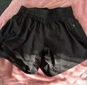 Lululemon Tracker Shorts size 4 thumbnail 1