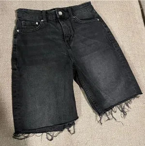 H&M black jean shorts thumbnail 1