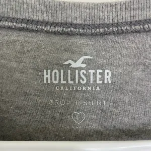 EUC | Hollister women’s gray decorated sleeve cropped‎ tshirt — large thumbnail 4