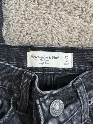 Abercrombie & Fitch The Mom High-Rise Denim Jeans thumbnail 4