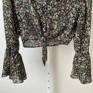 2 Much LA Small Black Floral Tie Front Crop Top Bell Sleeve Boho Blouse thumbnail 4