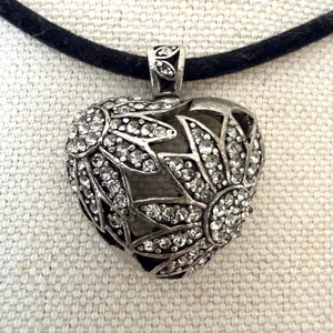 Vintage Silver Tone Rhinestone Openwork Heart Pendant Necklace thumbnail 2