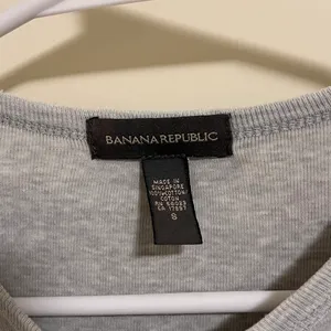 Banana Republic Women’s Grey Short Sleeve Shirt Size Small (Used) thumbnail 4