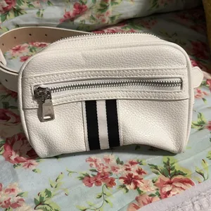 One size Steve Madden belted purse. thumbnail 6