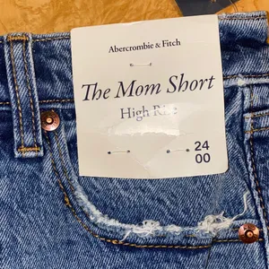 NWT!! Abercrombie & Fitch High Rise The Mom Short Medium Wash Denim Size 24 / 00 thumbnail 2