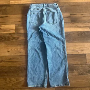 Hollister Curvy Short High-Rise Jeans thumbnail 4