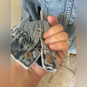 American Eagle Cropped Hooded Denim Jacket Distressed Raw Hem XS Light Wash thumbnail 7