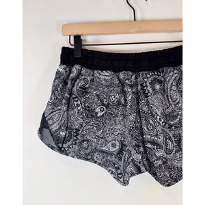 Lululemon Women Shorts Black Hotty Hot Paisley Low Rise Stretch Athletic Size 6 thumbnail 8