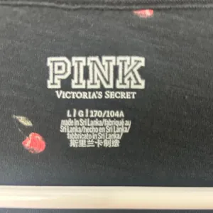PINK Victoria’s Secret Black Cherry Print Crop Tee size L thumbnail 5