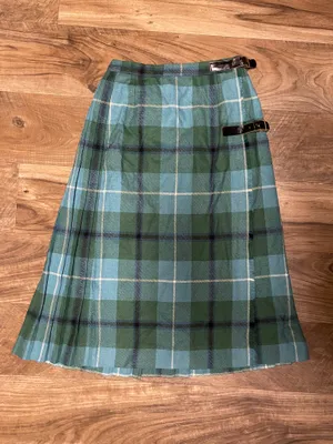 Angus Young Women’s Knee Length Plaid Wool Kilt Skirt with Buckle Detail Size XS thumbnail 2