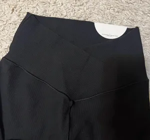 Aerie Offline By Black Waffle Print Cross Over Leggings Size Small thumbnail 4