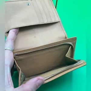 A Really sweet Beige Light Tan Y2K Coach Snap Leather Coach ID Wallet thumbnail 6