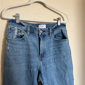 A&F High Rise 90s Relaxed Jeans Size 29/8 Regular Mid Blue‎ Wash thumbnail 3