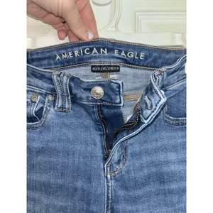 American Eagle Low Rise Flare Jeans 4 Long 31” Flap Pockets Next Level Stretch thumbnail 6