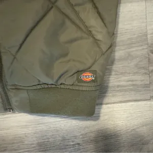 Dickies women’s quilted and lined puffer vest size Small thumbnail 2