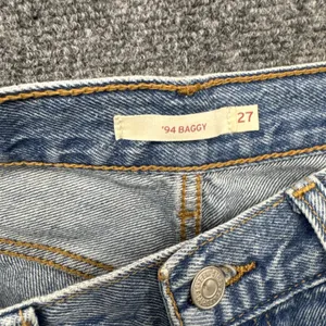 Levi's 94 Baggy Jeans Women's 27 Light Wash Distressed Wide Leg Y2K Denim thumbnail 8