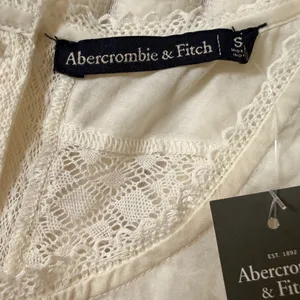 NWT‎ Abercrombie & Fitch Ivory Lace Embroidered Sleeveless Tank Top S Boho thumbnail 3