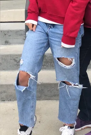Lightwash distressed jeans thumbnail 4