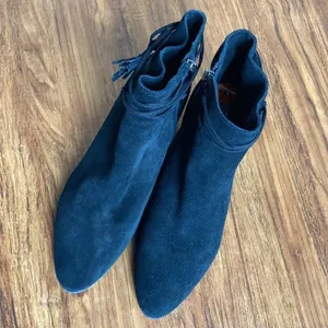 Vince Camuto‎ Carlin’s suede boots with tassels size 9.5 thumbnail 2