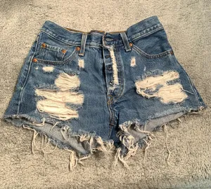 Levi's 501 Distressed Denim Women Shorts W24 thumbnail 1
