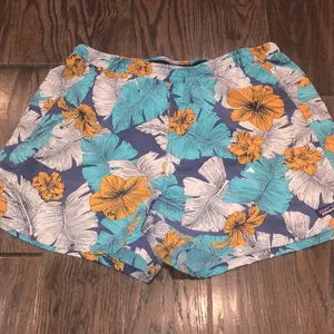 Patagonia floral shorts with pockets size large thumbnail 2