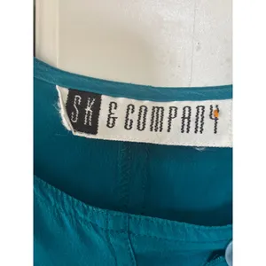 SK & Company Teal Blue 100% Silk Short Sleeve Asymmetrical Button Blouse Size 8 thumbnail 4
