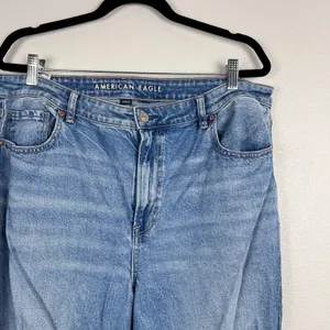American Eagle‎ Distressed Mom Jeans Blue High Rise Straight Leg Size 18 thumbnail 2