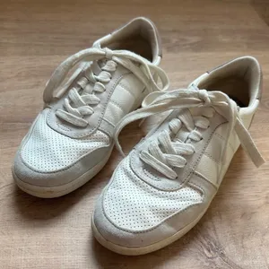 Universal Threads | Women's Off White Cream Casual Fashion Sneakers, Size 5‎ thumbnail 1