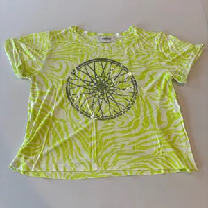 SOUL CYCLE Neon Yellow Women’s‎ Cropped Athletic T-shirt with Logo Size Small thumbnail 3