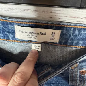 Abercrombie & Fitch Curve Love High Rise Skinny Jean Distressed 8L thumbnail 4