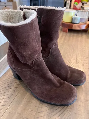 Clarks Enfield Sari Women’s Size 9.5 Brown Suede Shearling Trim Ankle Boots thumbnail 3