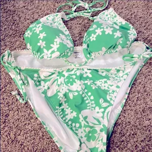 ✨Old Navy Floral Bikini Bottoms✨ thumbnail 2