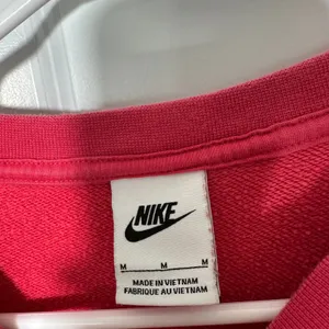 Nike Sweatshirt Womens M Pink Graphic EST 1972 Collegiate Crewneck Pullover thumbnail 4