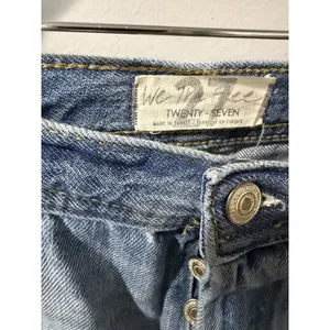 Free People We The Free Maggie Heavily Distressed Crop Jeans Size 27 Frayed Hem thumbnail 3