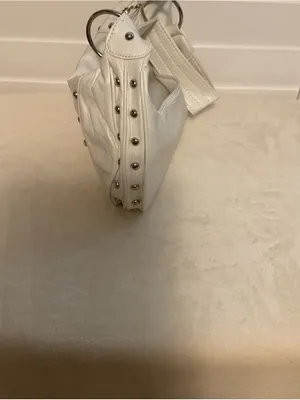 White Stud thumbnail 4