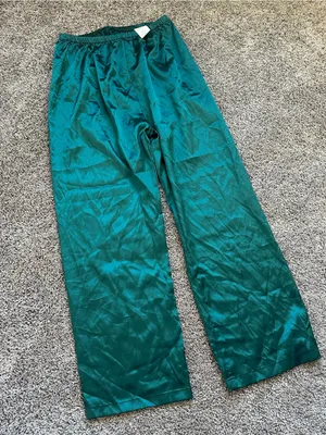 Satin Wide-Leg Pajama Pants in Emerald Green thumbnail 2