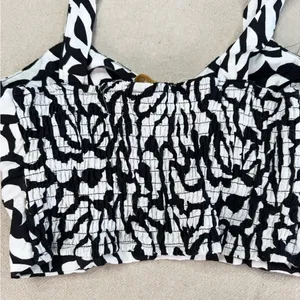 Monteau Los Angeles Crop Tank Top Womens M Black & White Geo Print Smocked thumbnail 4